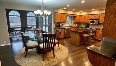 Spacious 4-bed family home with park views - Foto 3