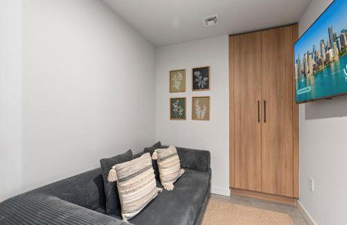 Downtown Condo with Den and Pool Access - Foto 10