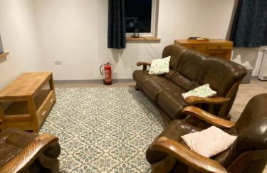 Luxury cosy carriage with electric private hot tub - Photo 8