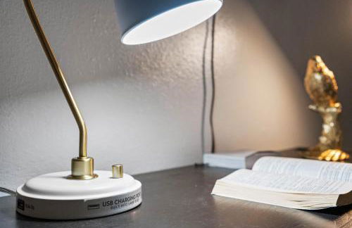 Entire Private Home with 4 Bedrooms 2 Bathrooms, 6 Beds, Hot Tub, King Bed, 6 Parking, Big Yard, Available Now - Foto 57