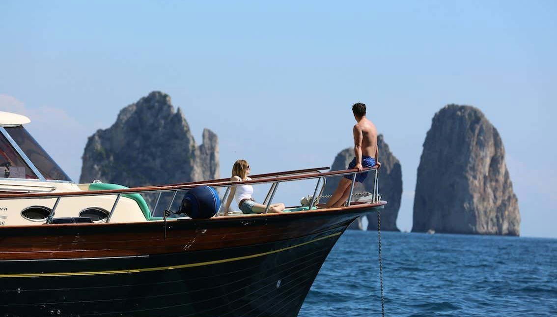 Osservando i Faraglioni sulla barca