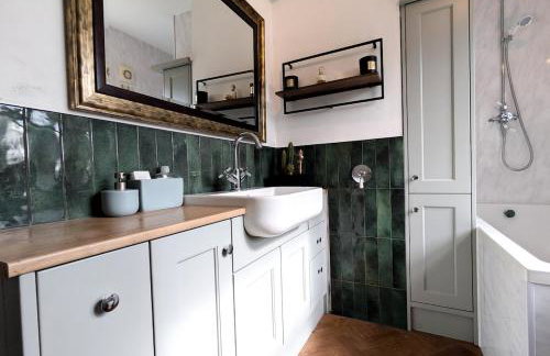 Quirky & cosy 1 or 2 bedroom house in peaceful village - Photo 5