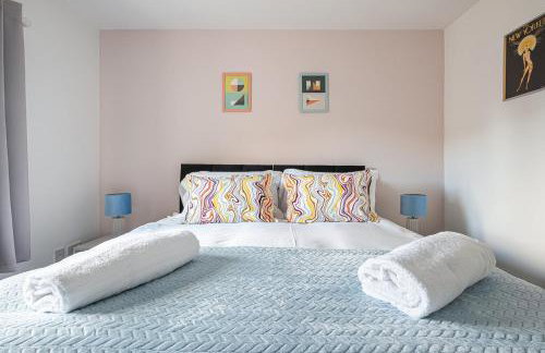 Our latest stunning property by Our Home Short Stays free parking super fast WiFi large back garden and crisp hotel white linen - Foto 2