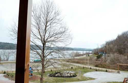 Luminous Cabin near Tappan Lake with Hot-Tub, BBQ and Deck in Ohio - Foto 15