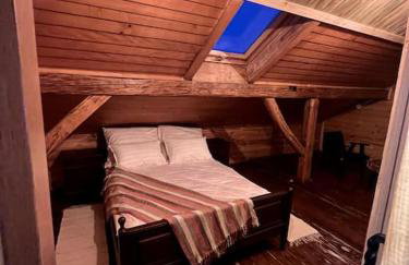 Drewniana chata nad stawem - Foto 14