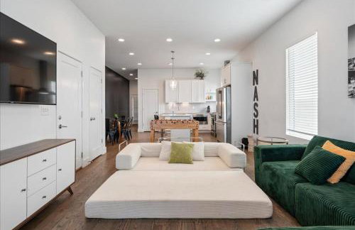 Nash House & Bars of Broadway with Patio Bar and Views! 8min Downtown! Sleeps 12! - Foto 45