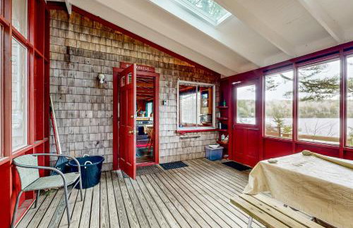 Peaceful 2BR Lakefront Cabin w/ New Dock - Foto 16