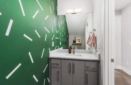 Modern Luxury with Rooftop Deck, 3 mi to Downtown - Foto 11