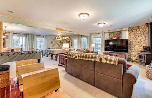 Secluded Log Cabin with Game Room and Forest Views - Foto 13