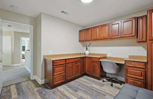 Modern Comforts & Classic Charm w Pool 5BD - Foto 34