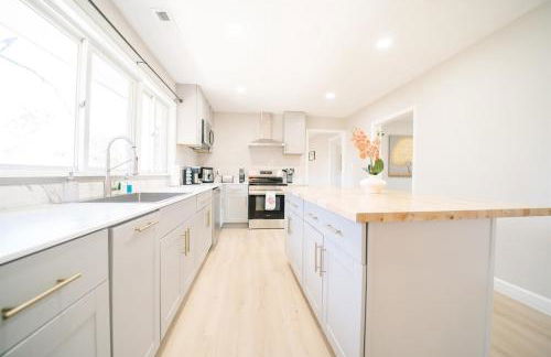 Spacious 5BR 2BA Free Parking Minutes to DC with Foosball - Photo 36