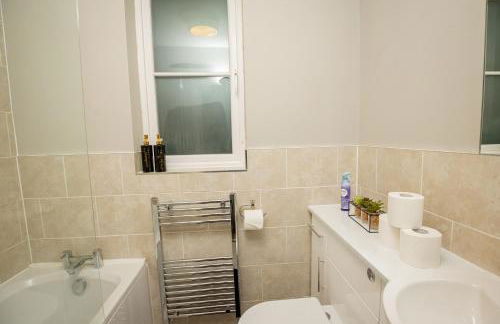Modern Spacious 2 Bed Apartment Wolverhampton with Free Secure Parking - Photo 8
