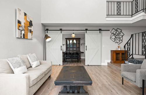 Serene Hilltop Oasis Above the City w Private Pool - Foto 15