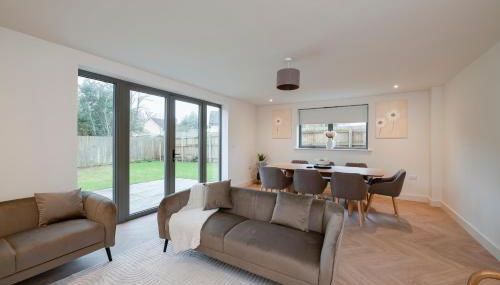 Spacious 5BR Home Near New Forest & Coast - Parking - Sleeps 10 - Foto 2