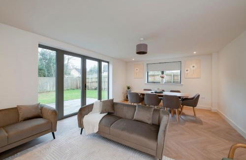 Spacious 5BR Home Near New Forest & Coast - Parking - Sleeps 10 - Photo 2