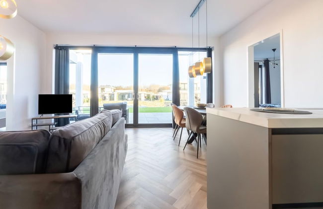 Cozy Villa With Lakeside Views - Photo 18