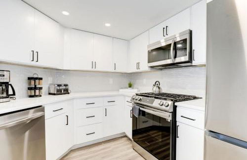 2BR Urban Oasis DC Access with Lux Comforts - Foto 24