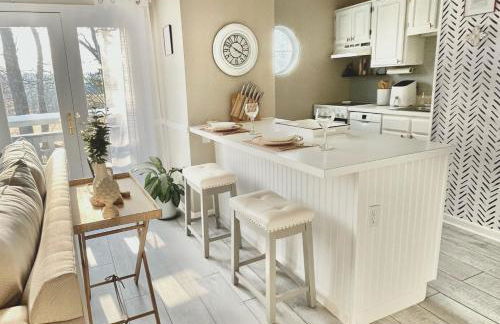 Luxury Villa- 3 mins to Mohegan- Fully Stocked with Fireplace- Jacuzzi, Saltwater Pools, Sauna - Foto 1