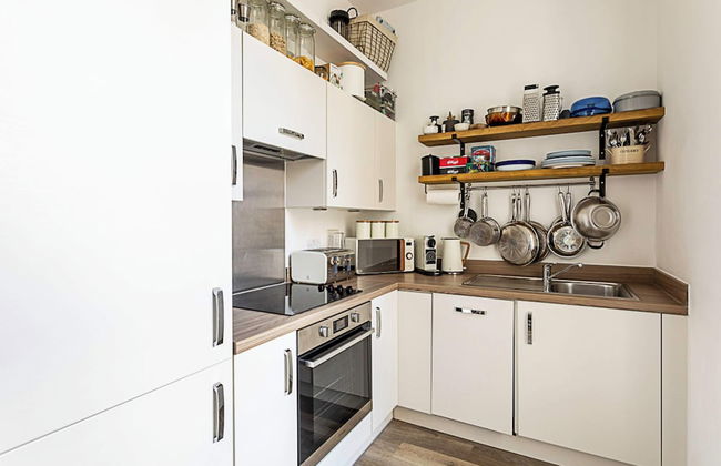 Contemporary Victorian Studio - Photo 10