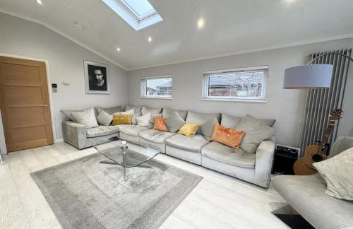 Modern 2 bed cabin with River Views - Photo 8