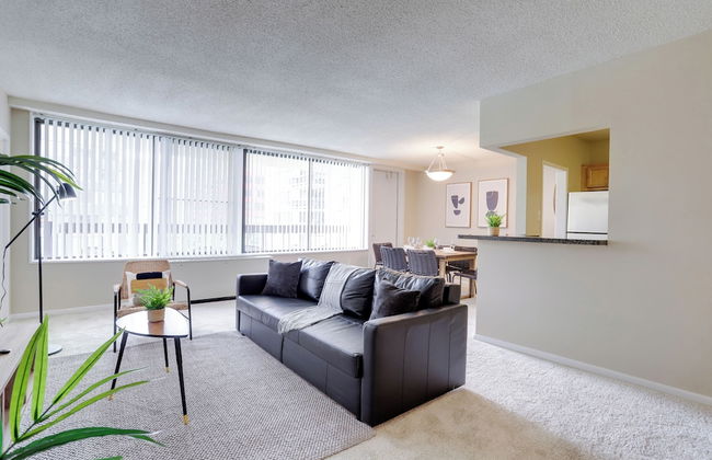 Modern Apartment with Top Amenities - Photo 20