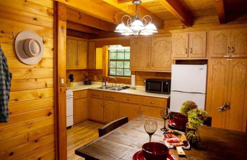 Cabin in the Woods - Hot Tub, Fire Pit, BBQ - Foto 24