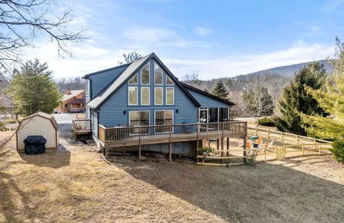 Bright Mountain Cabin with Game Room & Golf Course Views Near Hedgesville, West Virginia - Foto 1