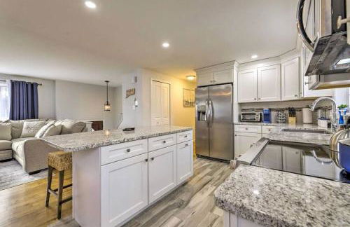 NEW! Updated Mystic Home w/ Sauna, Hot Tub & Deck - Foto 3