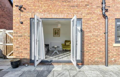 Modern Manchester House with Airport Links - Pass the Keys - Photo 29