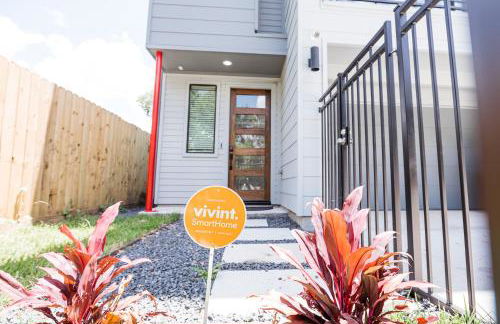 Beautifully Decorated, Modern Downtown Houston Home - Photo 30