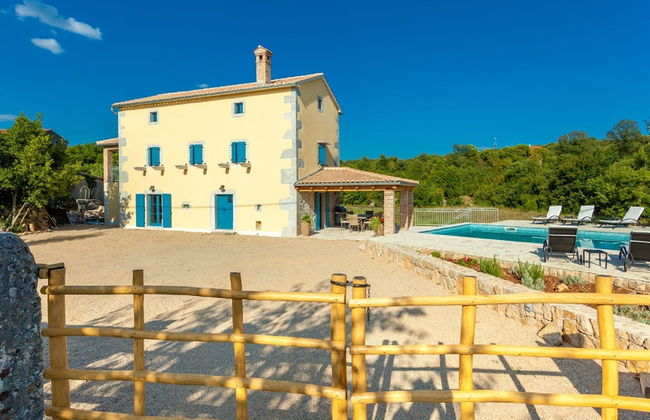 Gorgeous Villa With Private Swimming Pool and Covered Terrace - Photo 14