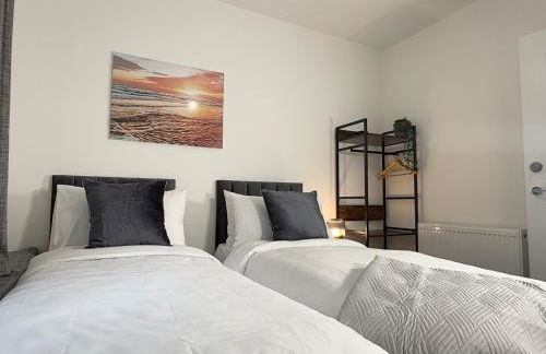 'The Elegant Comfort' - A Stunning Luxury 2-Bed Flat with Private Garden & Patio - Free Parking - Photo 43