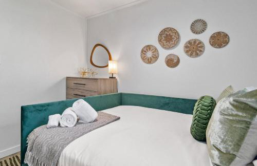 Game Room and Huge Yard with Fire Pit Yard Games and BBQ Near UE and Downtown - Foto 8