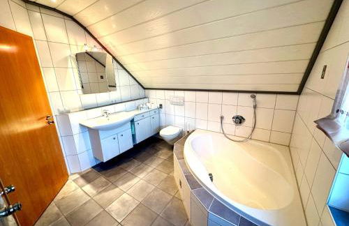 Großes Gruppenhaus nahe LEGOLAND 6 Schlafzimmer Parkplatz & WLAN - Foto 10