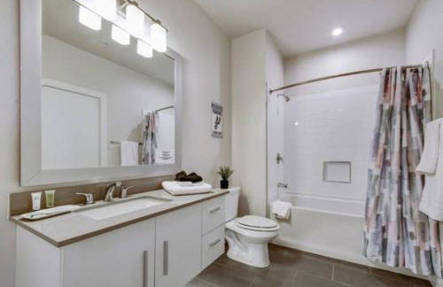 2BR Southtown Apartment FreeParking Wifi Pool Gym - Photo 30