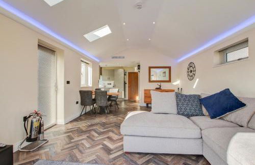 Hunters Cottage - Luxury, high end, hot hub, AC, slipper bath, couples retreat - Photo 66