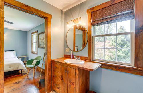 Walk to River Couples Retreat in Kintnersville! - Foto 13