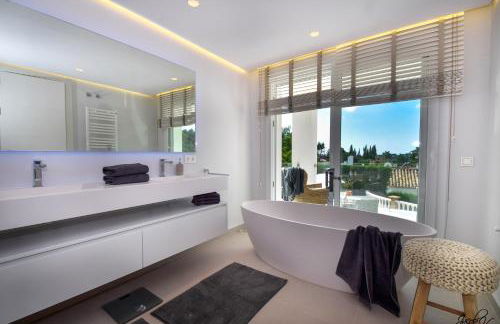 Exquisite and Modern villa near beach with Heated pool! - Foto 39