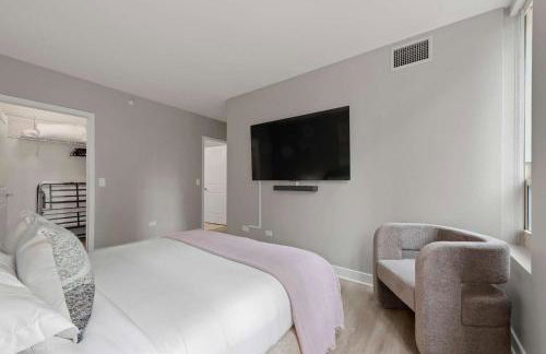 The Bernadin- Designer 3BR City Center with Balcony - Photo 16