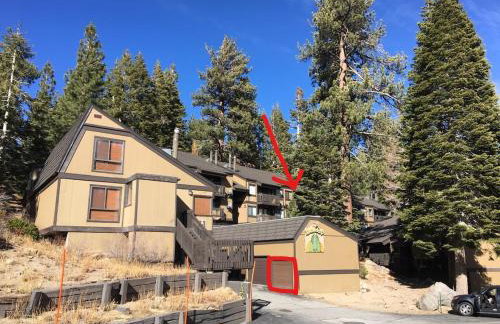 Mammoth Basecamp Condo with Views near Village with AC and Fireplace - Foto 7