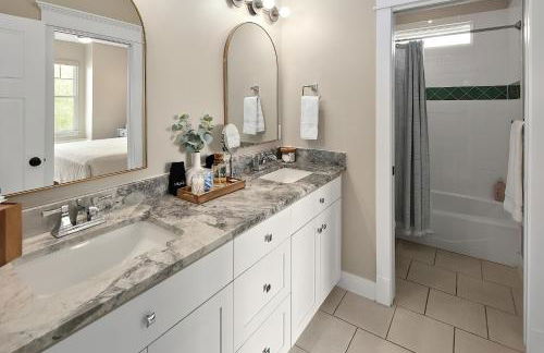 Luxury 5 BR 4 Bath, Hot Tub, Outdoor Kitchen, Across Street from Kyle Field! - Foto 24