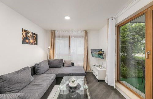 Rob's Flat - Moderne 3-Zimmer-Ferienwohnung mit Terrasse, 6 Schlafplätzen, 2 Min S-Bahn, Weil der Stadt bei Stuttgart - Foto 2