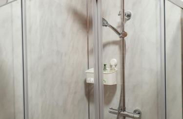 Luxurious lodge, Woodlands View, Hot tub at Rudyard Lake, couples or small family - Photo 20