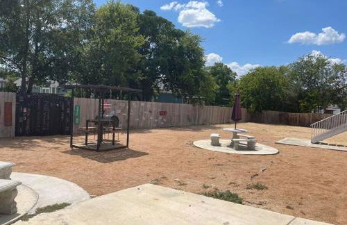 Walk to the Alamodome! Sleeps 6, Pet Friendly - Foto 7