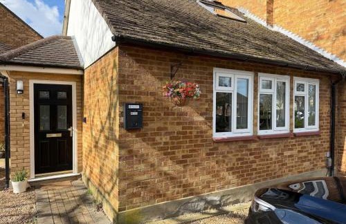 Entire 2 Bed House in London Area - Parking - Sleeps 5 - Foto 11