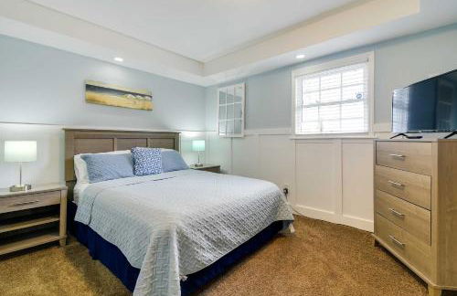 Walk to Atlantic Beach Family Gem with Fenced Yard - Foto 13