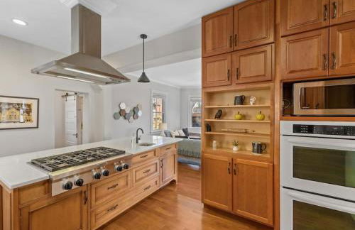 Deluxe 6 Bedroom 3 Min to Downtown w 2-car Driveway - Foto 57