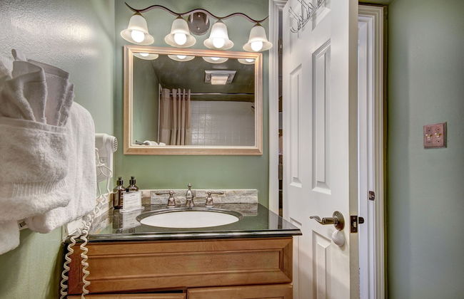 2BR/2BA Condo on Shuttle Route - Wild Irishman 1015 - Pool & more! - Foto 13