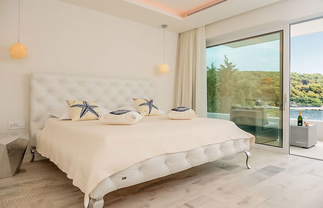 Beachfront Villa Seven Sins with Pool - Foto 2