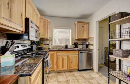 Home Sweet Idahome, feels like home with all the decor you wish you could afford King bed in master, fully fenced dog friendly yard, a few blocks from BSU and downtown Boise, Your perfect stay! - Foto 9